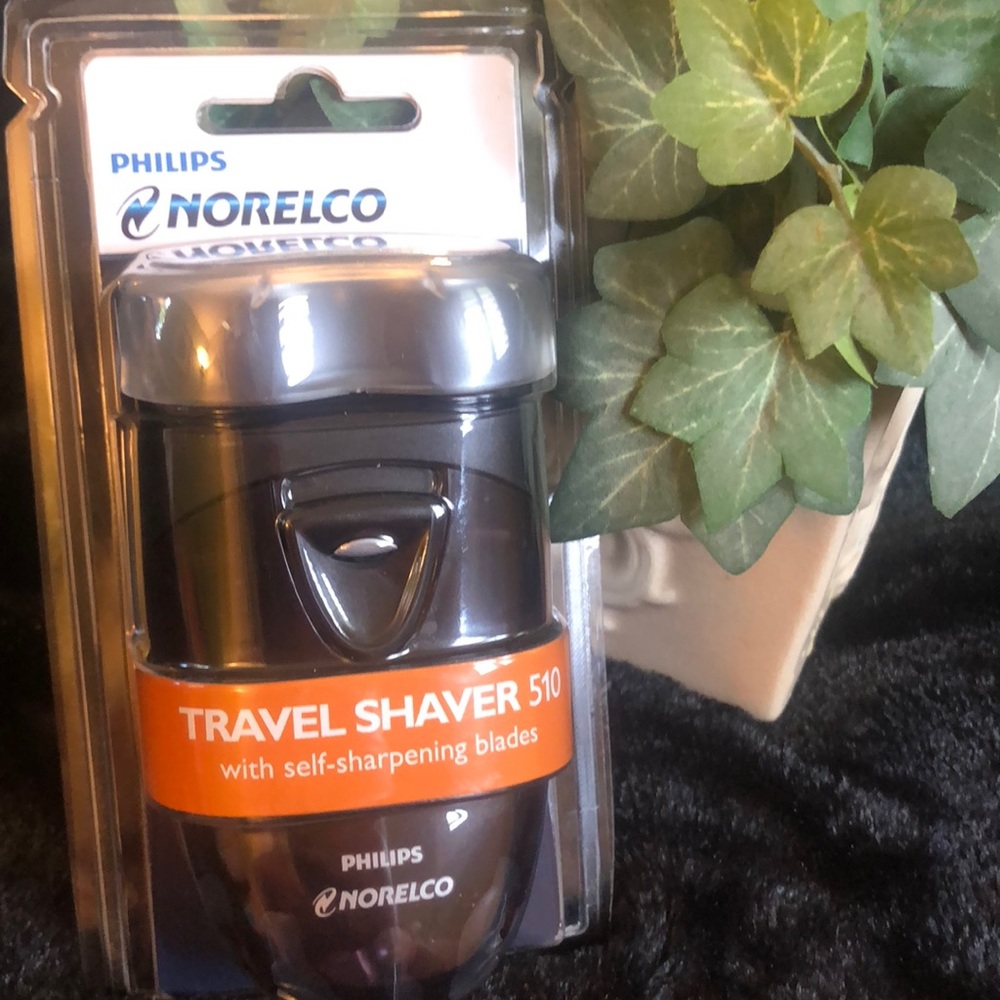NEW Philips Norelco Travel Shaver